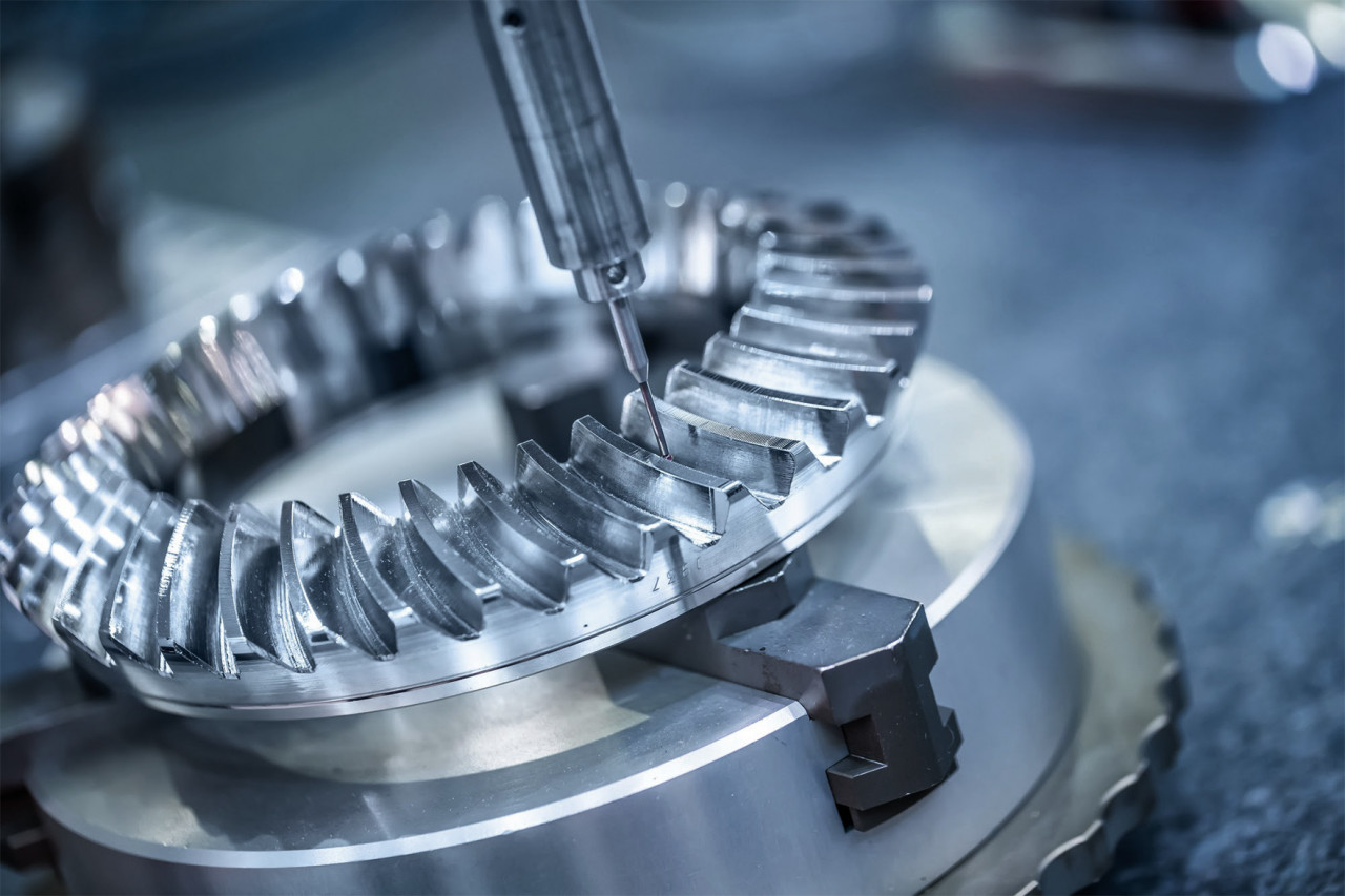 メモを取るスタッフ